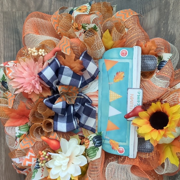 A Cute Autumn Welcome Wreath - Picture 6 of 12